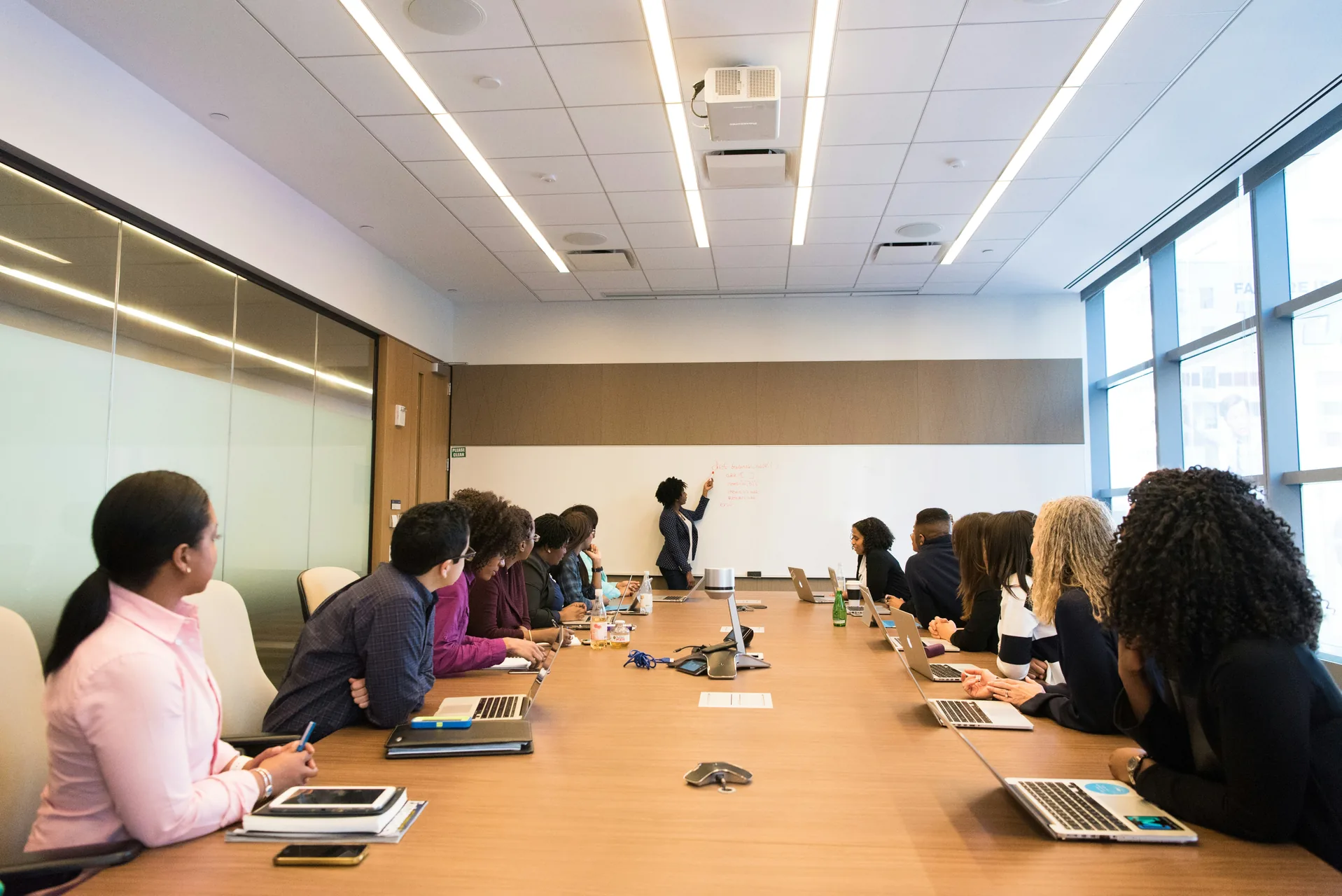 Professionnels autour d’une table, photographie d’illustration