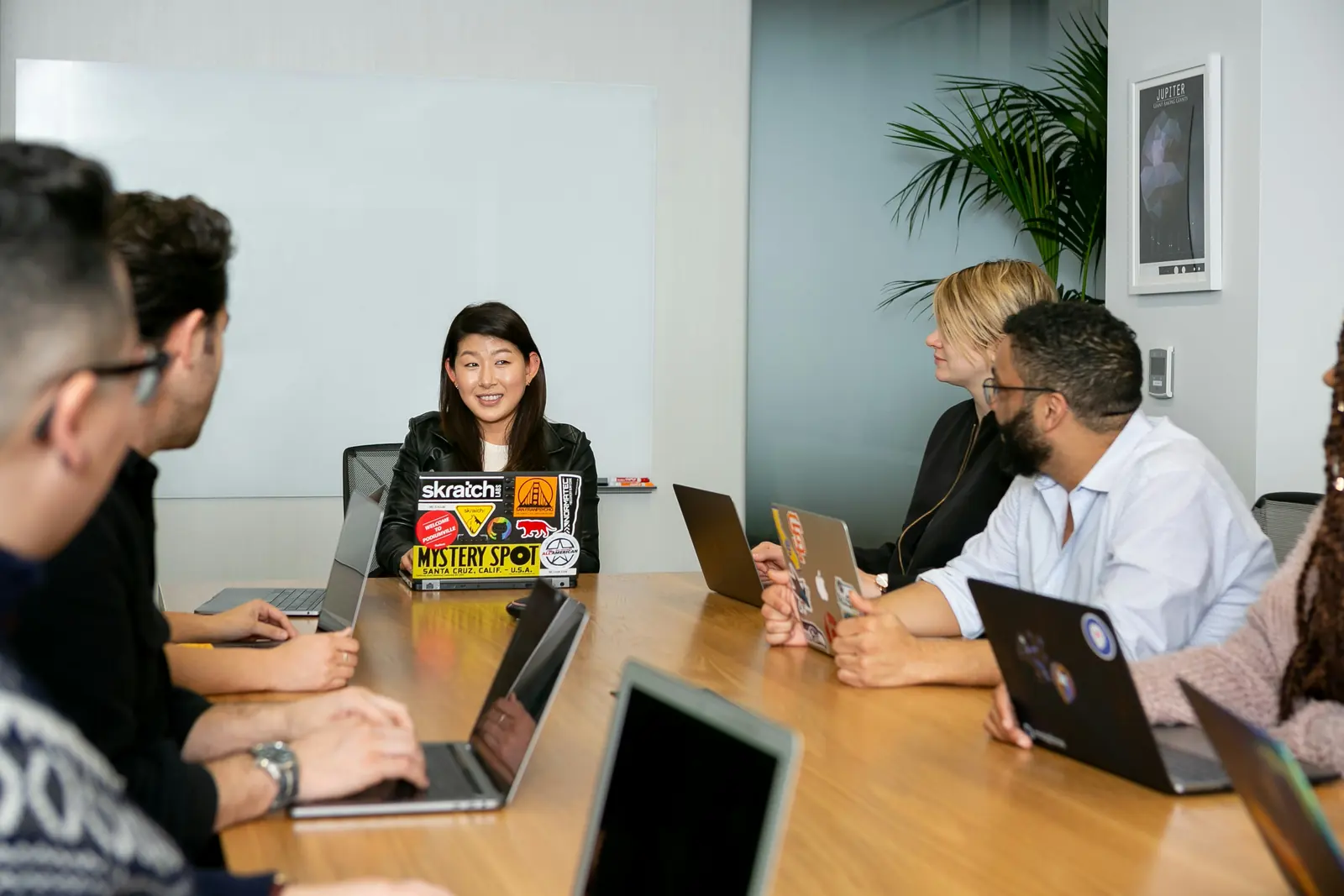 Professionnels réunis autour d'une table de travail — photographie d’illustration