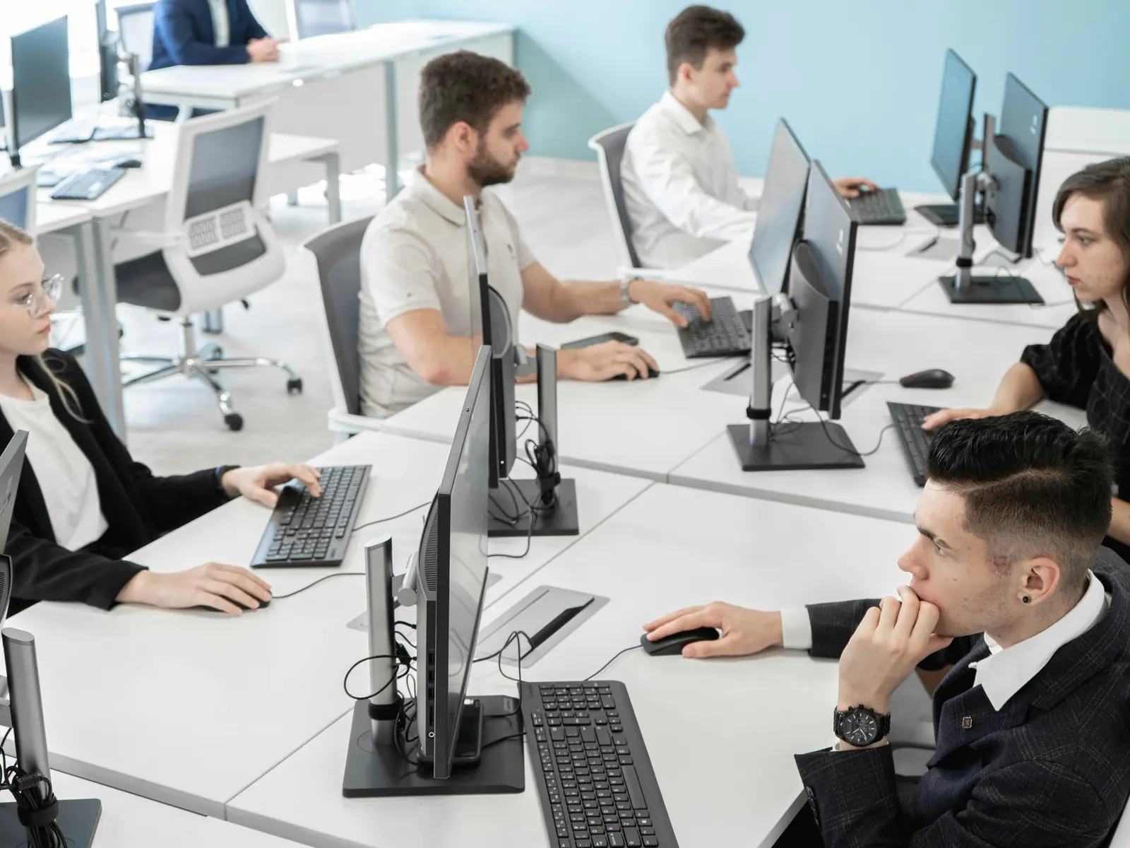Équipe travaillant dans un bureau partagé — photographie d’illustration