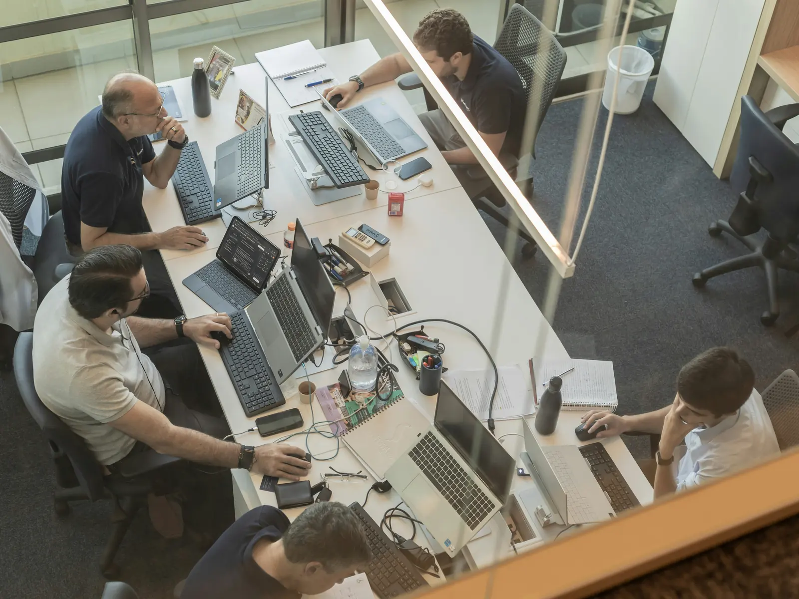 Professionnels au travail dans un bureau partagé — photographie d’illustration