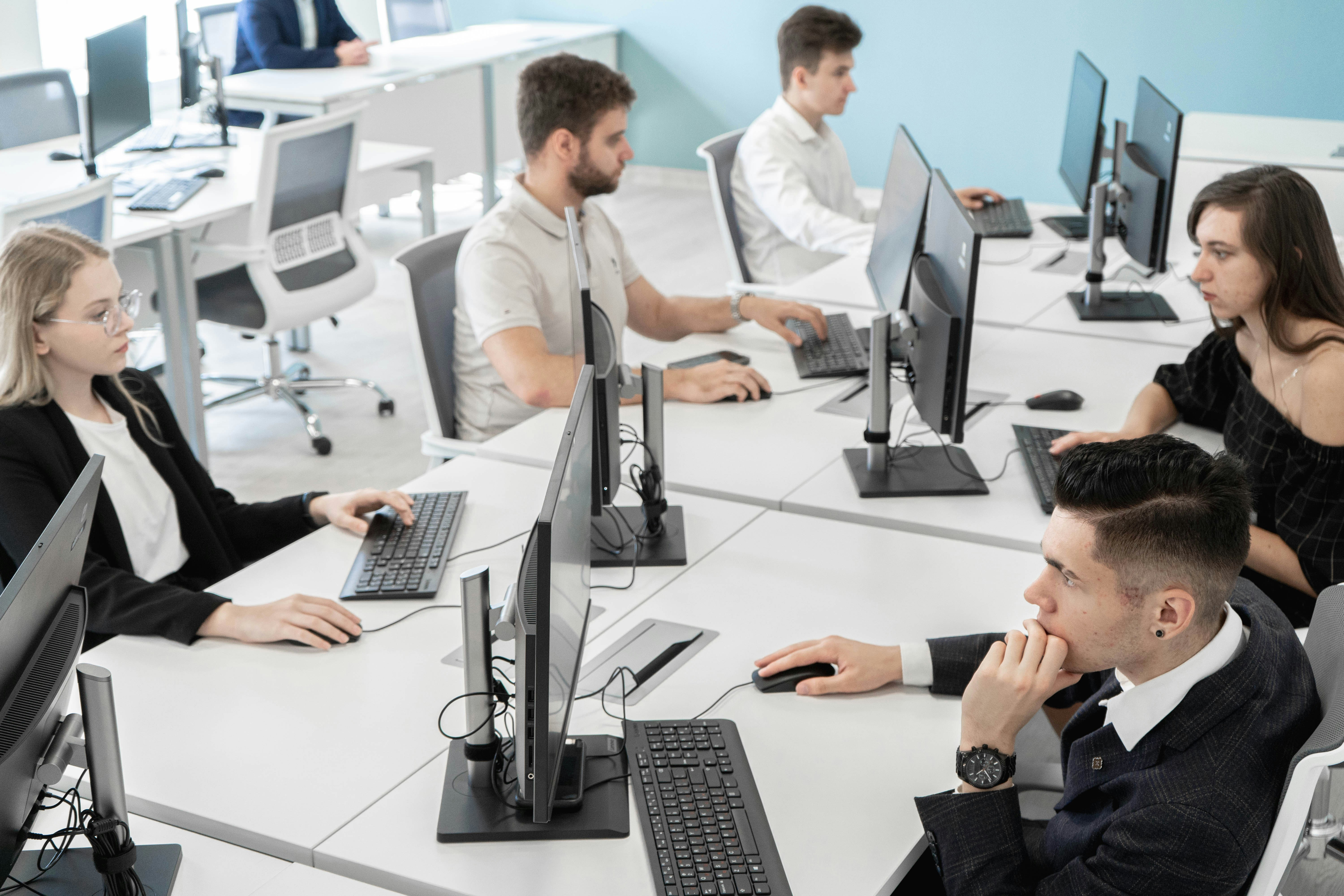 Professionnels travaillant sur ordinateur dans un espace de bureau — photographie d’illustration