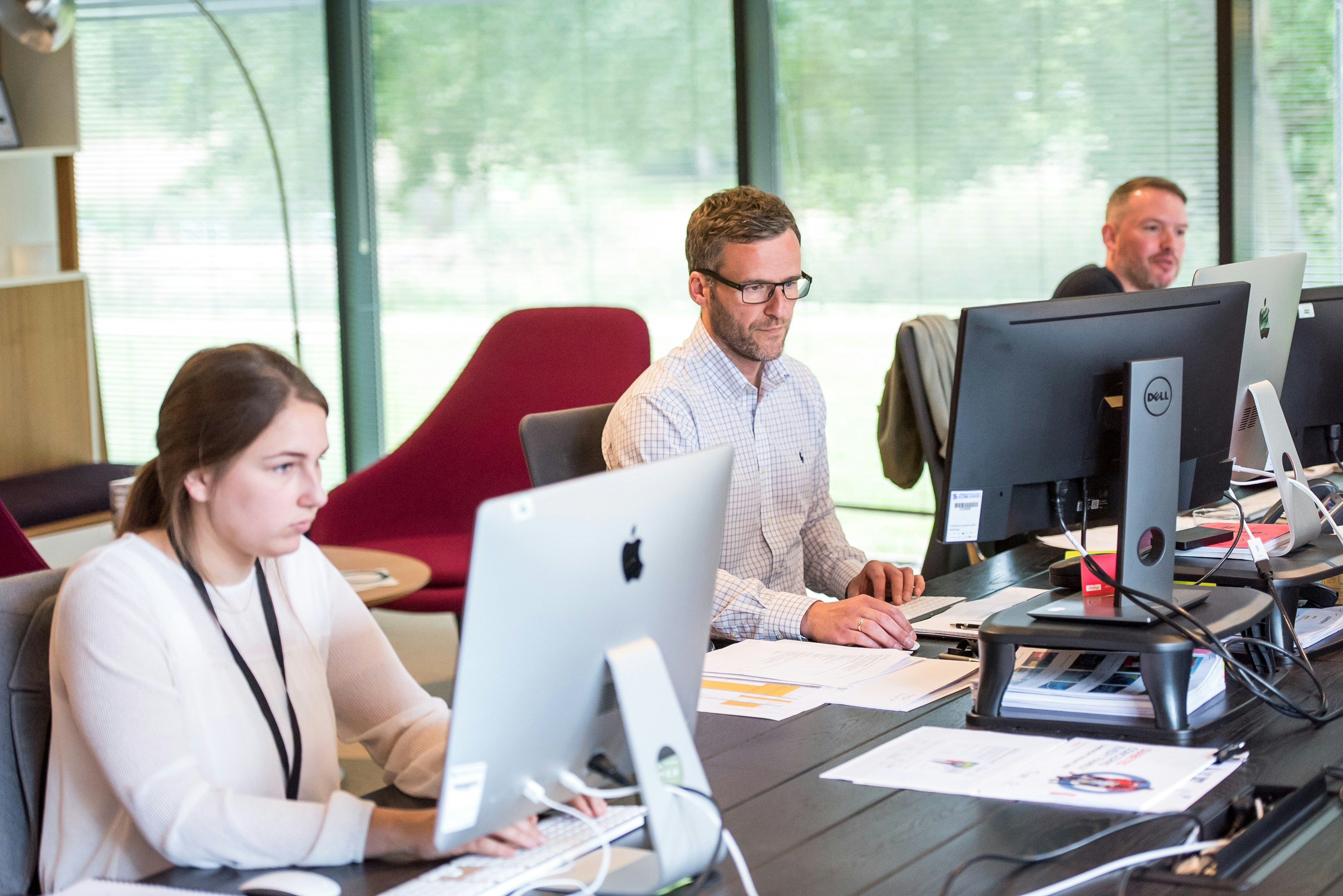 Professionnels au travail dans un bureau partagé — photographie d’illustration