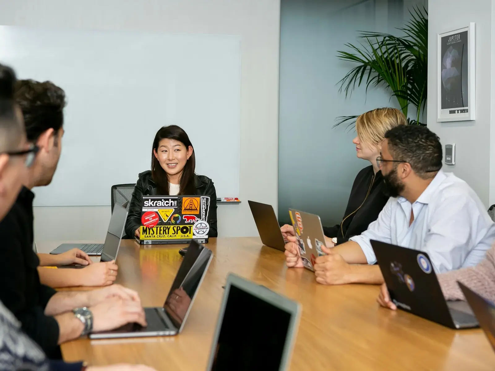 Professionnels échangeant en réunion — photographie d’illustration